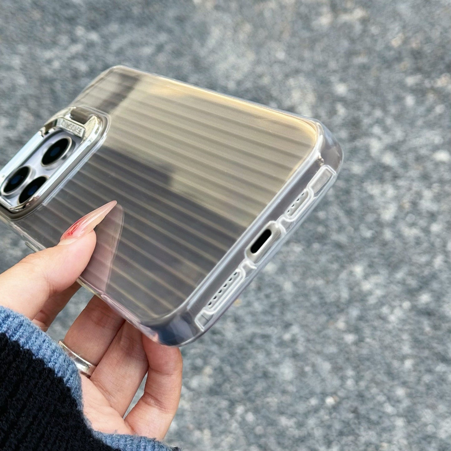 Elegant Groove Pattern Lens Bracket Case - iPhone